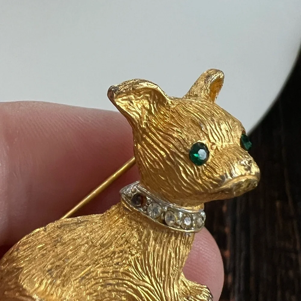 Vintage gold tone pouty dog brooch green eyes rhinestone collar